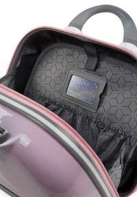 Maletín rígido rosa con acentos grises, que presenta un interior con un patrón hexagonal, un bolsillo elástico y un slot transparente para identificación. Cierre con cremallera.