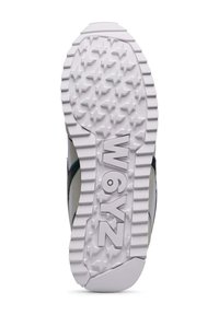 La suola della scarpa presenta un design in gomma texturizzata di colore bianco, con un logo centrale "W6YZ" e un battistrada a stella per una migliore aderenza.