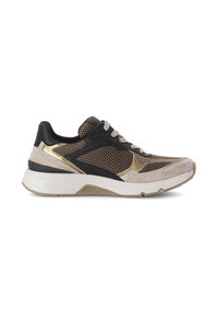 Sneaker met een zwarte mesh bovenkant, gouden en beige suède accenten, en een witte rubberen zool. Beschikt over grijze veters en een gevoerd ontwerp.