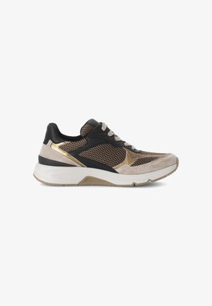 Sneaker met een zwarte mesh bovenkant, gouden en beige suède accenten, en een witte rubberen zool. Beschikt over grijze veters en een gevoerd ontwerp.