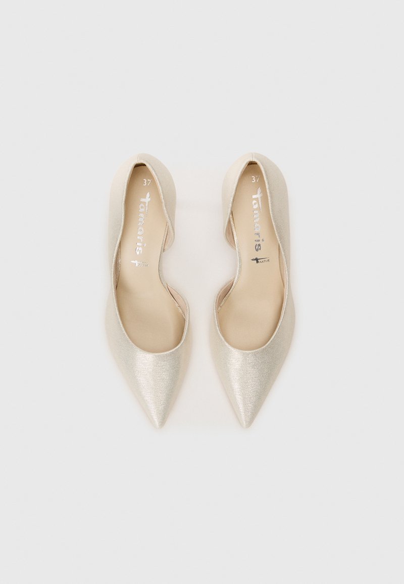 Gezoeknepen met een spitse neus in metallic goud stof, met lage zijden en een gladde binnenvoering; maat 37 aangegeven op de binnenzool.