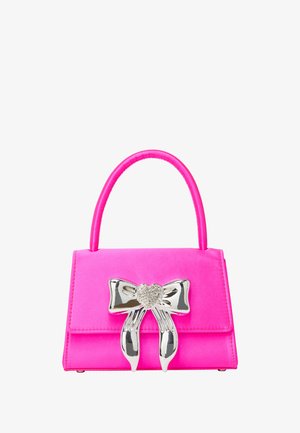 Geantă roz cu o textură netedă, având un accent în formă de fundiță argintie în formă de inimă și o formă rectangulară structurată. Mânere retractabile.
