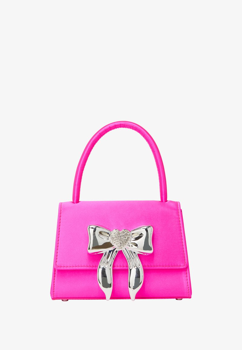 Rosa håndtaske med en glat overflade, prydet med en sølvfarvet hjerteformet sløjfe og en struktureret rektangulær form. Sammenklappeligt håndtag.