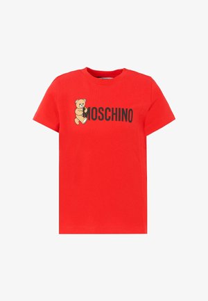 Rød bomulds t-shirt med et teddy-bear grafik og teksten "MOSCHINO" i fed sort skrift, korte ærmer og rund hals.