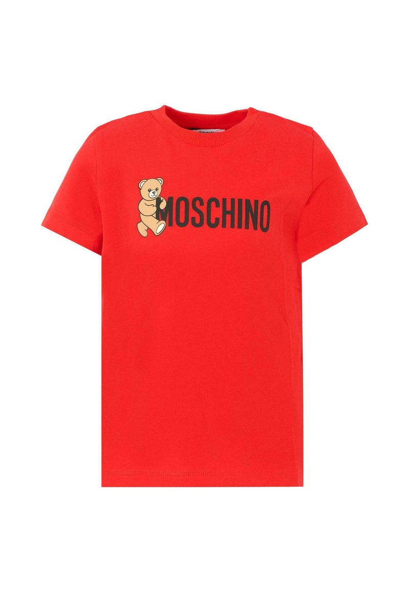Punainen puuvillapaita, jossa on teddykarhun grafiikka ja teksti "MOSCHINO" lihavalla mustalla fontilla, lyhyet hihat ja pyöreä kaula-aukko.