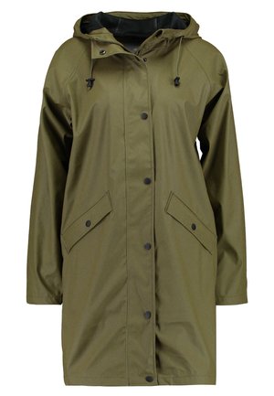 Veste de pluie imperméable vert olive avec capuche, boutons-pression, manches longues et deux poches avant. Fini extérieur lisse et texturé.