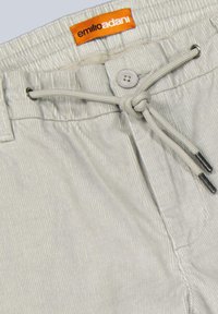 Hellgraue Baumwollmischungsshorts mit strukturiertem Finish, ausgestattet mit einem Kordelzugbund, Knopfverschluss und einem orangefarbenen Markenetikett.