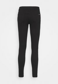 Jean skinny noir à la texture lisse, doté d'une taille standard, de deux poches arrière et de détails de couture minimalistes.