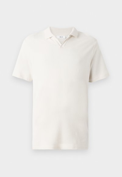 Kortermet polo skjorte i lys krem, med V-hals, teksturert stoff og en klassisk passform. Ingen synlige mønstre eller detaljer.