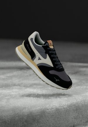 Schwarzer und grauer Sneaker aus Mesh-, Wildleder- und Gummimaterialien. Verfügt über eine cremefarbene Zwischensohle, beige Akzente und kontrastreiche Logodetails.