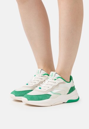 Groene en witte sport schoenen van mesh en suede, met een chunky zool, een gevoerde kraag en opvallende veters.