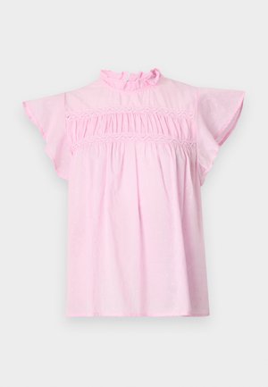 Roza pamučna bluzica s ruffled izrezom, lepršavim rukavima i nabranim tijelom sa dekorativnom čipkastom obrubom. Suptilna tekstura s točkicama.