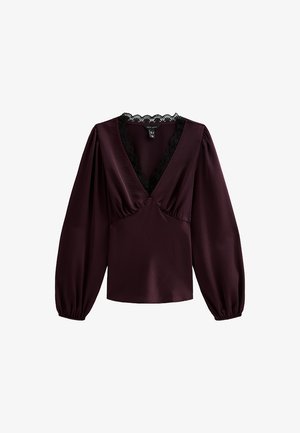 Blouse en satin bourgogne avec un décolleté en V profond, des finitions en dentelle noire et de longues manches bouffantes. Texture lisse et taille cintrée.