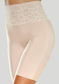 Huidskleurige shapewear shorts met een hoge kantband, een gladde textuur, lengte tot halverwege de dij en een delicaat bloemenpatroon op de band.