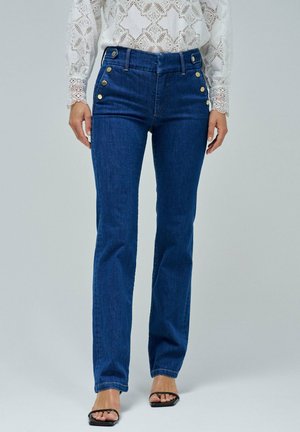 Jean droit bleu foncé en denim, avec une taille haute, des accents de boutons dorés à l'avant et une texture lisse.