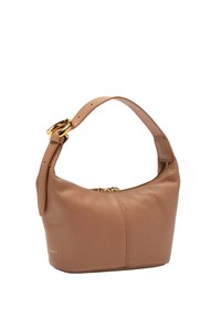 Borsa in pelle color tan con forma arrotondata, chiusura superiore a zip e una tracolla larga con dettaglio a fibbia in tonalità oro. Texture liscia con finitura opaca.