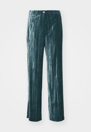 Pantaloni plisati de culoare teal, cu un design cu picioare largi, confecționați dintr-un material lucios, având dungi verticale pentru textură și o talie cu un mic accent metalic.