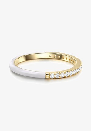 Guldbelagt og hvid ring med en glat, rund band og en række klare sten indsat i guld på den ene side, poleret finish.