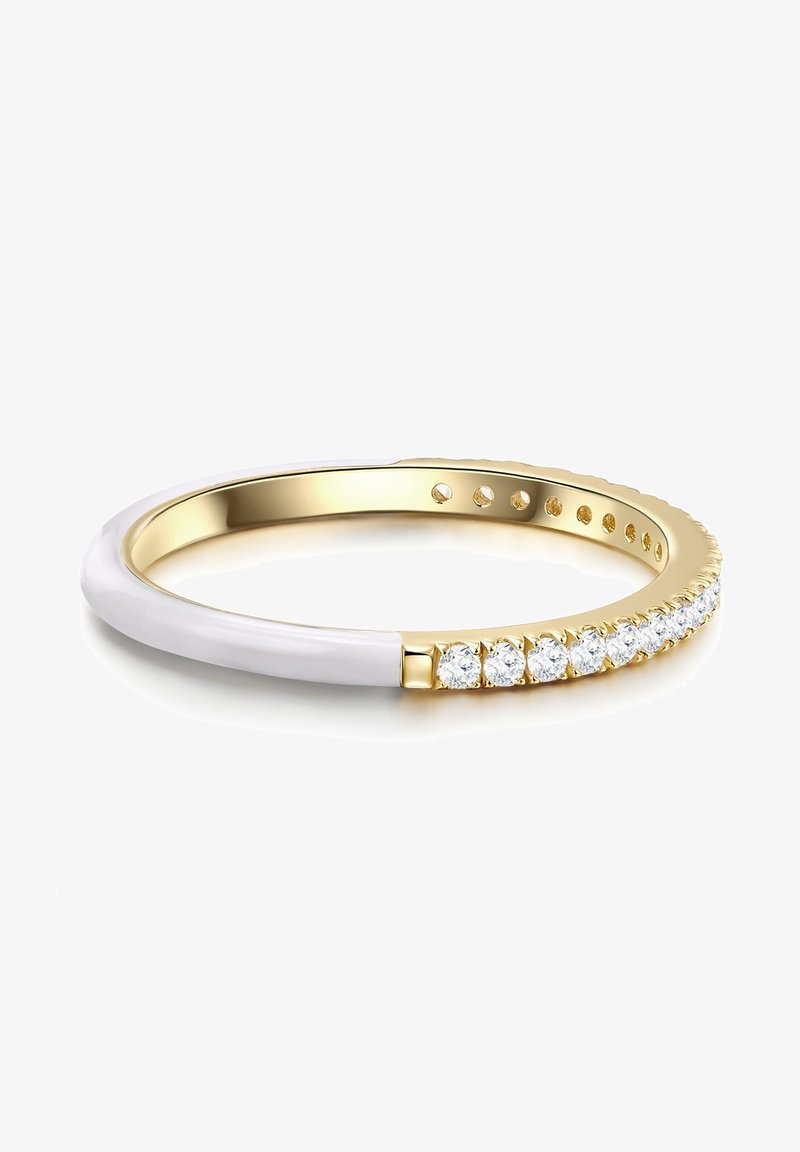 Zlatý a biely prsteň s hladkým, zaobleným pásom a radom čírych kameňov osadených v zlato na jednej strane, leštený povrch.