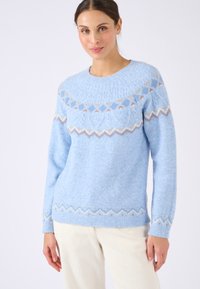 Maglione azzurro chiaro in morbido filato lavorato a maglia con un motivo a yoke che presenta diamanti e zigzag in crema, pesco e blu.