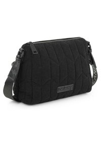 Bolso negro de tela acolchada con forma rectangular, con cierre de cremallera, correa ajustable y detalle de logo en relieve.