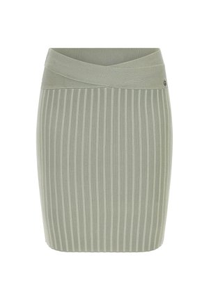 Jupe crayon en maille côtelée vert clair avec une large ceinture chevauchante et un petit logo métal sur le côté.