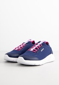 Geox SPRINTYE - Baskets basses - navy/fuchsia