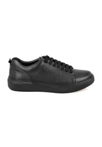 Schwarze Leder-Sneaker mit strukturierter Oberfläche, runder Zehe und schwarzen Schnürsenkeln. Verfügt über eine kontrastierende Gummisohle und minimale Nähdetails.
