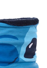 Écharpe en tissu bleu, dotée d'un intérieur en polaire bleu marine douce, avec des motifs abstraits de bleu clair et foncé, et un design confortable et extensible.