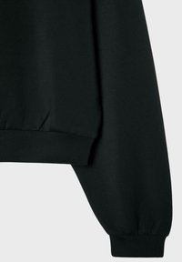 Schwarzer Sweatshirt mit weiter Passform, gerippten Bündchen und glatter Textur. Der Stoff wirkt weich und ist asymmetrisch geschnitten.