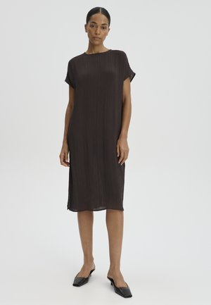someday., SLIM CRINKLED TEXTURE - Jurk - dark truffle