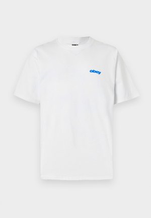 Λευκό T-shirt με κοντά μανίκια και στρογγυλή λαιμόκοψη, με μικρό μπλε λογότυπο «obey» στην αριστερή πλευρά του στήθους.