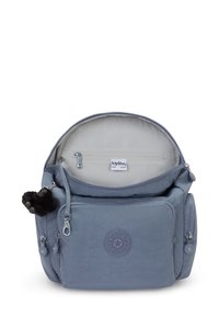 Kipling-väska i ljusblått tyg med dragkedja, dubbla framfickor och en lurvig apnyckelring fäst. Insidan har en dragkedjeficka.