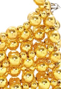 Fényes sárga golyókból készült gyöngy nyaklánc, amely különböző méretű golyókat tartalmaz. Kerek formájú és sima textúrájú, tükröződő felületekkel rendelkezik.