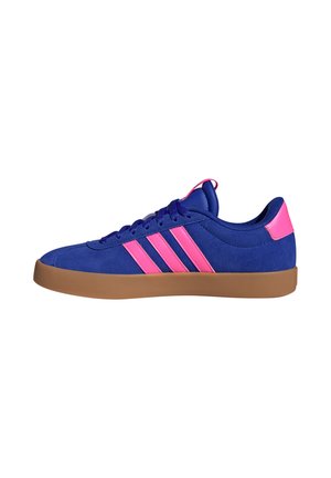 Low-Top-Sneaker mit blauem Veloursleder-Obermaterial, pinken Streifen und Fersenschlaufe, blauen Schnürsenkeln und brauner Gummisohle.