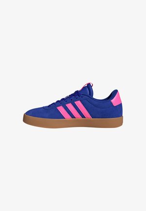 Low-Top-Sneaker mit blauem Veloursleder-Obermaterial, pinken Streifen und Fersenschlaufe, blauen Schnürsenkeln und brauner Gummisohle.