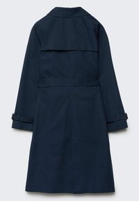 Manteau trench bleu marine avec un rabat à l'arrière, des manches longues, des bretelles réglables aux poignets et une taille ceinturée, fabriqué à partir d'un tissu résistant à l'eau.