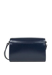 Sac à main en cuir bleu marine avec une texture lisse, une forme cylindrique et une bandoulière amovible. Présente des coutures le long du bord.