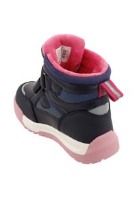Granatowe dziecięce buty z różowym futerkiem, zapinane na rzepy, z teksturowaną gumową podeszwą. Posiadają różowo-szary pasek do wciągania.