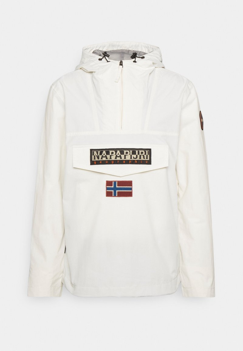 Anorak blanc à capuche avec demi-fermeture éclair, rabat de poche avant étiqueté "Napapijri geographic" et un écusson du drapeau norvégien en dessous.