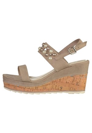 Beżowe sandały na koturnie z korkową platformą, z zamszową cholewką, paskiem wokół kostki z klamrą oraz dekoracyjnymi perłami na pasku.