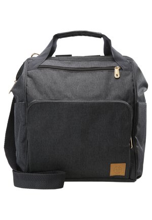 Tumši pelēks auduma soma ar augšējo rokturi, regulējamu plecu siksnu, priekšējo kabatu ar rāvējslēdzēju, zelta detaļām un ādas birku.