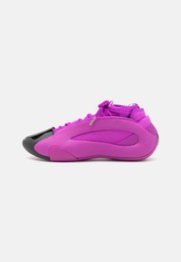Scarpa da ginnastica viola con tomaia in rete testurizzata, punta in gomma nera e suola flessibile rosa. Presenta una forma arrotondata e chiusura con lacci.