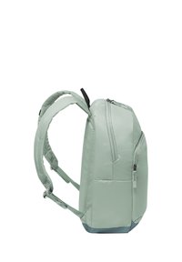 Sac à dos vert clair avec bretelles rembourrées, plusieurs compartiments zippés et un panneau inférieur plus foncé, vu de côté.