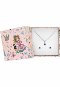 Set di gioielli in argento composto da una collana e orecchini con accenti di pietra blu, presentato in una scatola a tema floreale rosa con un design cartoon.