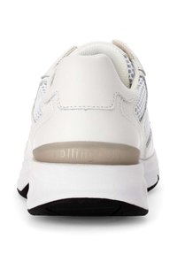 Witte sportieve sneaker met een bovenwerk van mesh en gladde synthetische accenten. Beschikt over een gewatteerde zool en een ronde hak met "rollings" merk.