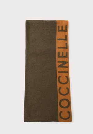 Écharpe rectangulaire avec une section principale vert olive et un panneau latéral orange comportant un grand texte vertical "COCCINELLE" en vert olive.