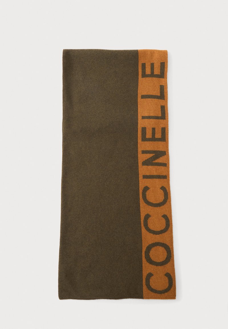 Écharpe rectangulaire avec une section principale vert olive et un panneau latéral orange comportant un grand texte vertical "COCCINELLE" en vert olive.