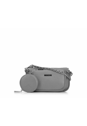 Pequeño bolso de mano de cuero gris con dos compartimentos con cremallera, una correa de cadena plateada y un monedero redondo desmontable.