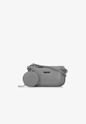 Kleine grijze leren clutch met twee ritssluitingen, een zilveren kettingriem en een afneembaar rond muntenportemonneetje.